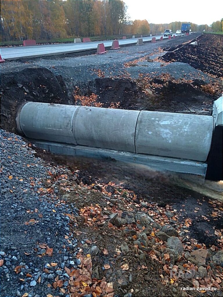 Труба из звеньев ЗК под автодорогой