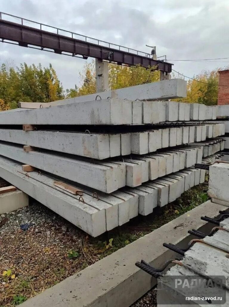 Стойки опор ВЛ СВ на складе завода ЖБИ Радиан