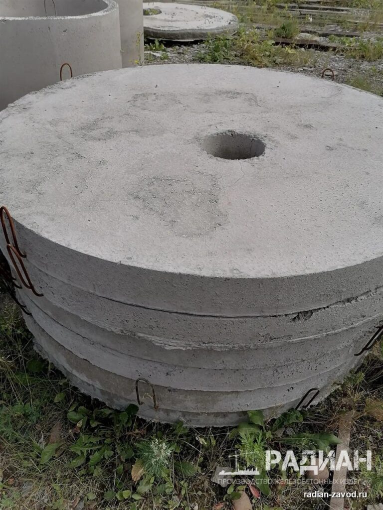 Круглые плиты для колодцев в штабеле