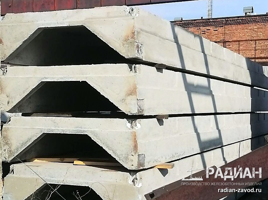 Профиль ребристых плит покрытия — торцы в штабеле
