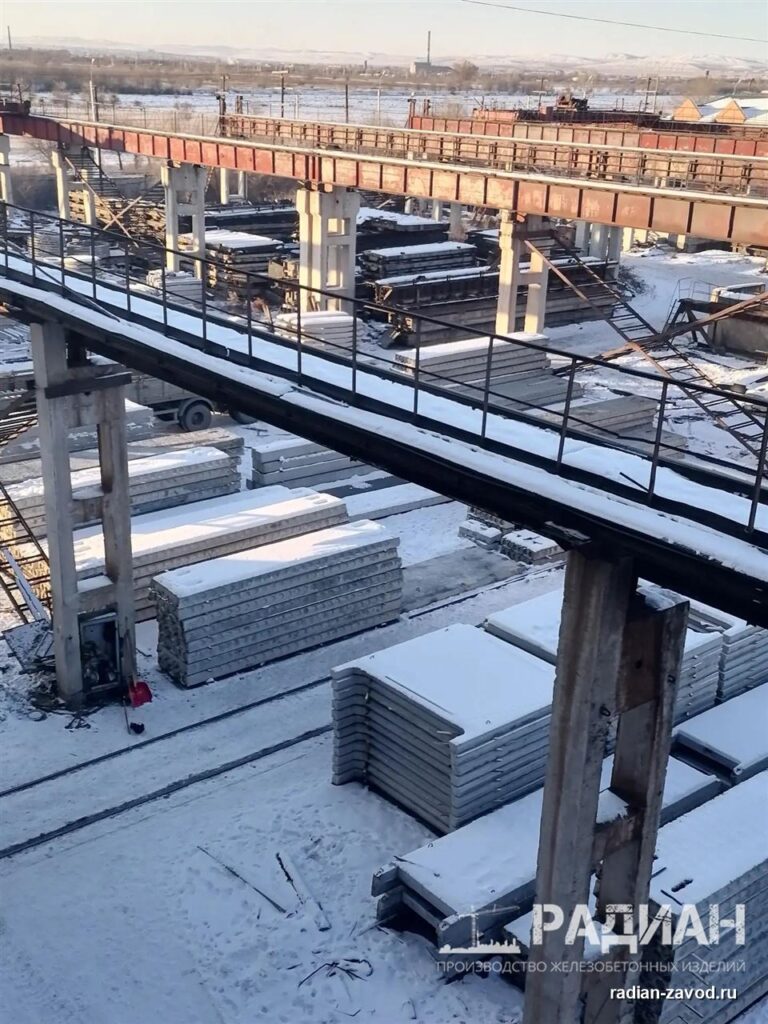 Склад плит перекрытия под крановой эстакадой